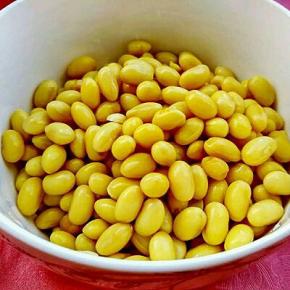 黄豆提前浸泡8小时，泡好洗净备用。（期间要换清水2-3次）