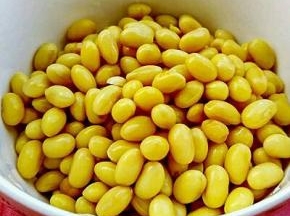 黄豆提前浸泡8小时，泡好洗净备用。（期间要换清水2-3次）