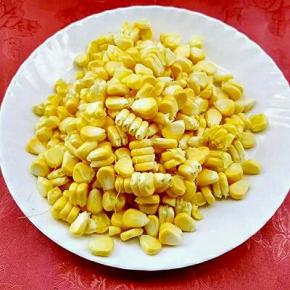 玉米洗净剥粒。