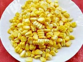 玉米洗净剥粒。