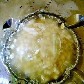 黄豆和玉米一同放入豆浆机，加适量清水。盖上盖，接通电源。按五谷键，至豆浆机完成工作。