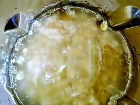 黄豆和玉米一同放入豆浆机，加适量清水。盖上盖，接通电源。按五谷键，至豆浆机完成工作。