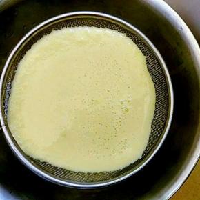 过滤豆浆，加入冰糖搅匀即可。