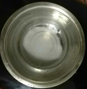 在烤蛋糕的时候。来准备糖浆：将水和细砂糖煮开，放凉备用。