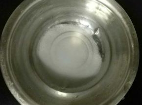 在烤蛋糕的时候。来准备糖浆：将水和细砂糖煮开，放凉备用。