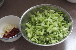 坐锅烧热后放菜籽油。爆香大蒜干辣椒出香味。