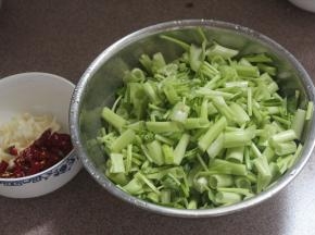 坐锅烧热后放菜籽油。爆香大蒜干辣椒出香味。