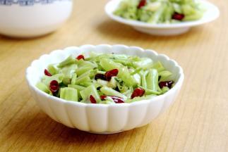 空心菜梗洗净切小段。大蒜干辣椒洗净待用。