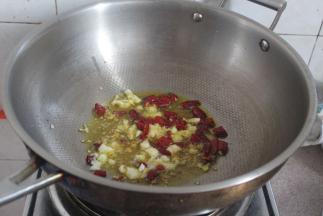 开最大的火力，加入空心菜梗。