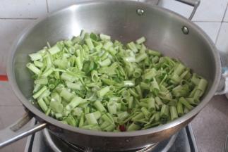 爆炒几下放盐即可，翻炒至熟即可起锅。