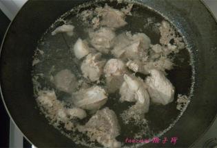 凉水时将猪骨肉放入，水沸腾后猪骨肉焯烫一下捞出；