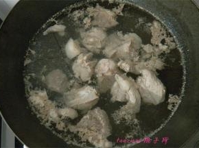 凉水时将猪骨肉放入，水沸腾后猪骨肉焯烫一下捞出；