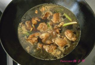 锅里放入葱段、姜片、大料、桂皮、老抽和料酒，兑好的炖肉汤汁，放入焯烫过的猪骨肉，再倒入热水，开始炖煮；