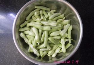 将豆角掐去老筋，洗净、掰成段，备用；