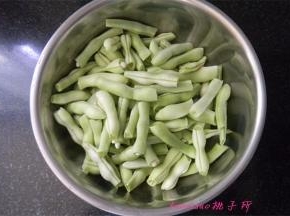 将豆角掐去老筋，洗净、掰成段，备用；
