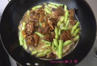 倒入炖熟的猪骨肉，再加入一些热水；