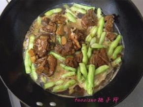 倒入炖熟的猪骨肉，再加入一些热水；