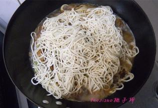 在豆角上面铺上提前压好的面条，盖上锅盖，小火焖着；