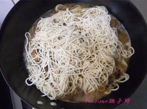 在豆角上面铺上提前压好的面条，盖上锅盖，小火焖着；