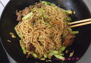 待锅里的汤汁快收干时，豆角和面条就都熟了，放入鸡肉粉、食盐调味，用筷子将面条拨散开；