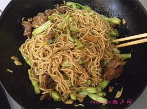 待锅里的汤汁快收干时，豆角和面条就都熟了，放入鸡肉粉、食盐调味，用筷子将面条拨散开；
