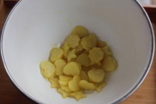 炸至金黄色后捞出。