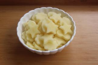 土豆切片。用压饼干的模型压出各种形状。洗净沥干。