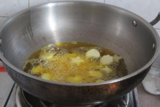 坐锅烧热后放菜籽油，稍微冒烟放入切好的土豆。