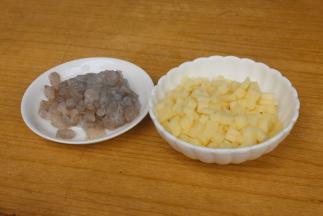 土豆切丁，虾剥壳洗净。切成小丁。