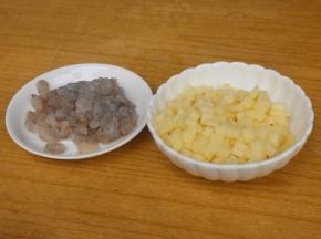 土豆切丁，虾剥壳洗净。切成小丁。