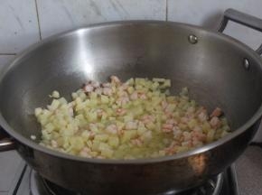 炒至变色后加土豆丁。大火翻炒1分钟。