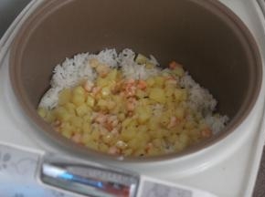 电饭煲剩下的米饭，把土豆虾仁一起放入电饭煲内。
