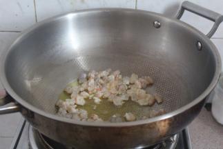 坐锅烧热后放菜籽油，中火倒入虾仁。