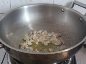 坐锅烧热后放菜籽油，中火倒入虾仁。