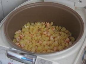 用勺子均匀的搅拌。按下煮饭键15分钟即可。