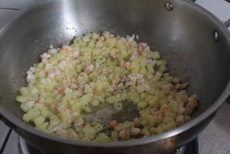 加入适量的盐提味，加入黑胡椒碎。翻炒均匀。材料炒熟。