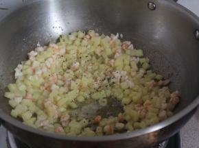 加入适量的盐提味，加入黑胡椒碎。翻炒均匀。材料炒熟。