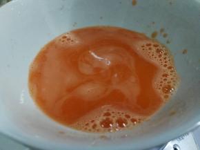 胡萝卜切小块加入等量的水用料理机搅打成汁，过滤出大颗粒