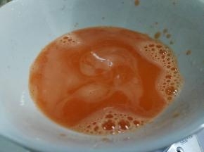胡萝卜切小块加入等量的水用料理机搅打成汁，过滤出大颗粒