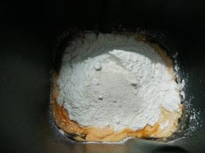 把所有材料都放入面包机内，启动和面键