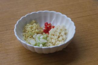 葱姜蒜小米椒全部切碎、