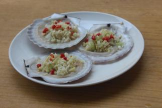 先铺上姜，大蒜，葱，小米椒。