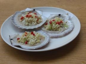 先铺上姜，大蒜，葱，小米椒。