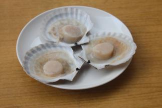 扇贝洗净。