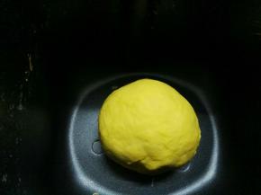 大约15分钟，揉成光滑的面团即可，放入面包机内启动发酵键发酵40分钟左右