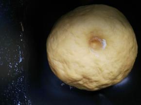 发酵好的面团取出