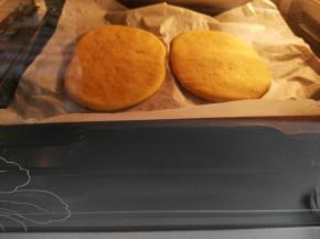 把2个面胚连同油纸一起放入烤盘，中下层烤5分钟，2-3分钟左右就会看到面包迅速鼓起来，看着好过瘾