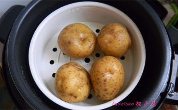 将土豆洗净放入压力锅内蒸熟；