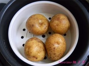 将土豆洗净放入压力锅内蒸熟；