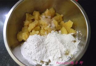 将蒸熟的土豆去皮，掰碎，放入食盐、白胡椒粉、糯米粉、玉米淀粉；